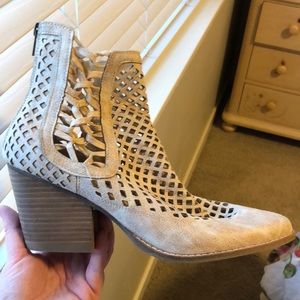 Coconuts by Matisse laser cut open bootie 💙